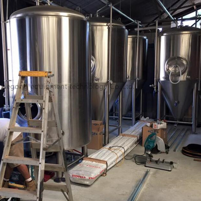 Attrezzatura di fermentazione conica della birra della giacca della fossetta dell'acciaio inossidabile 7BBL da vendere